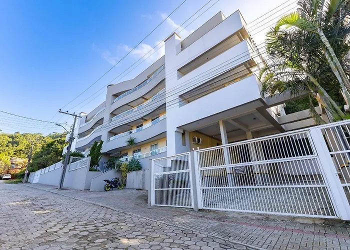 Cobertura Espaçosa e Confortável no Centro de Bombinhas